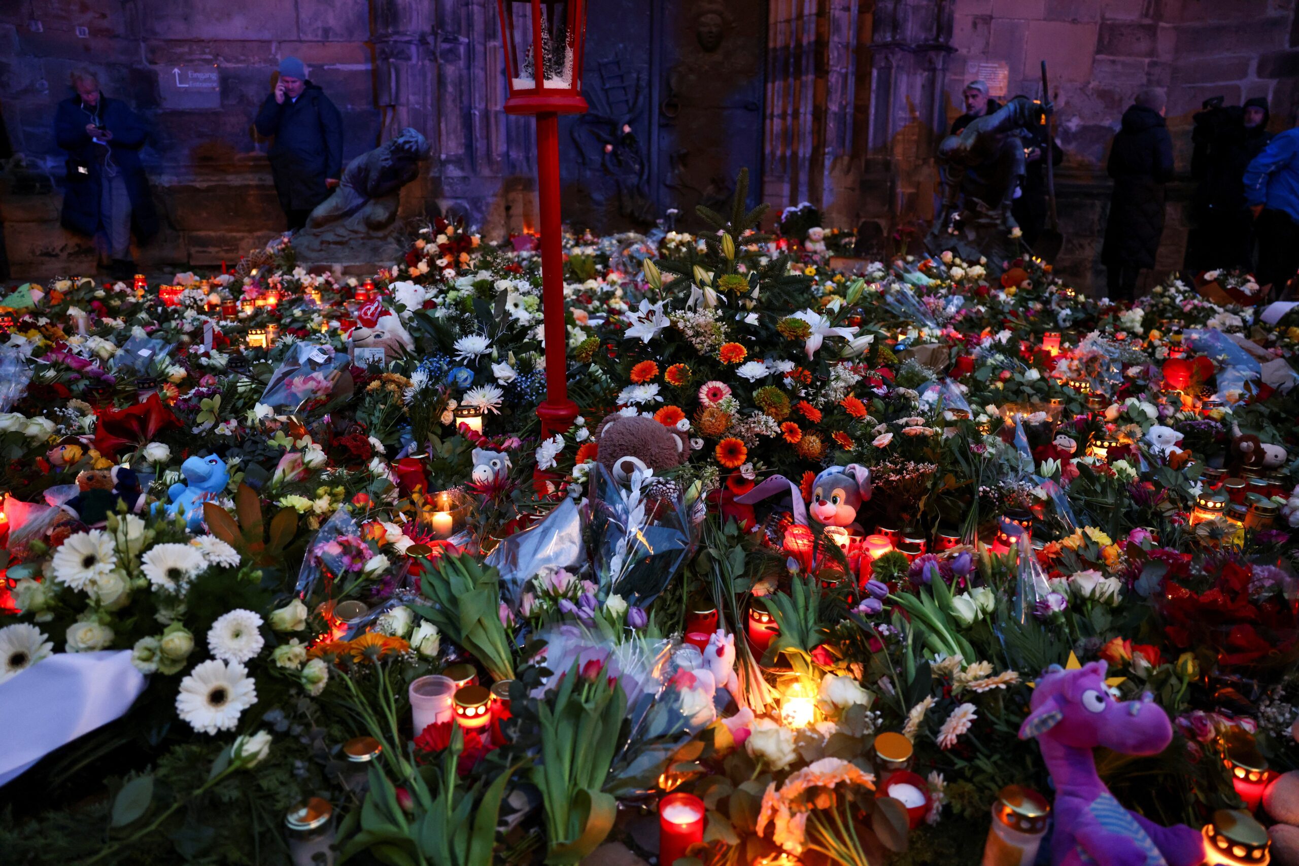 Alemanha homenageia vítimas de tragédia em feira natalina