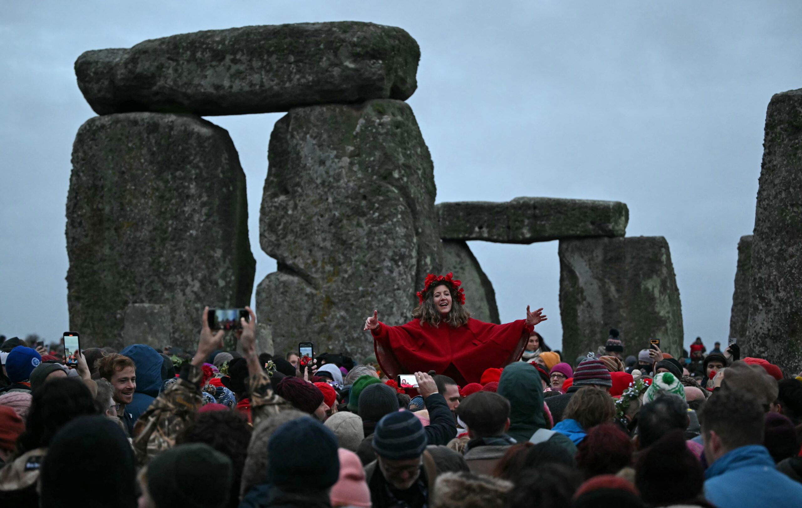 Milhares de pessoas celebram o solstício de inverno em Stonehenge